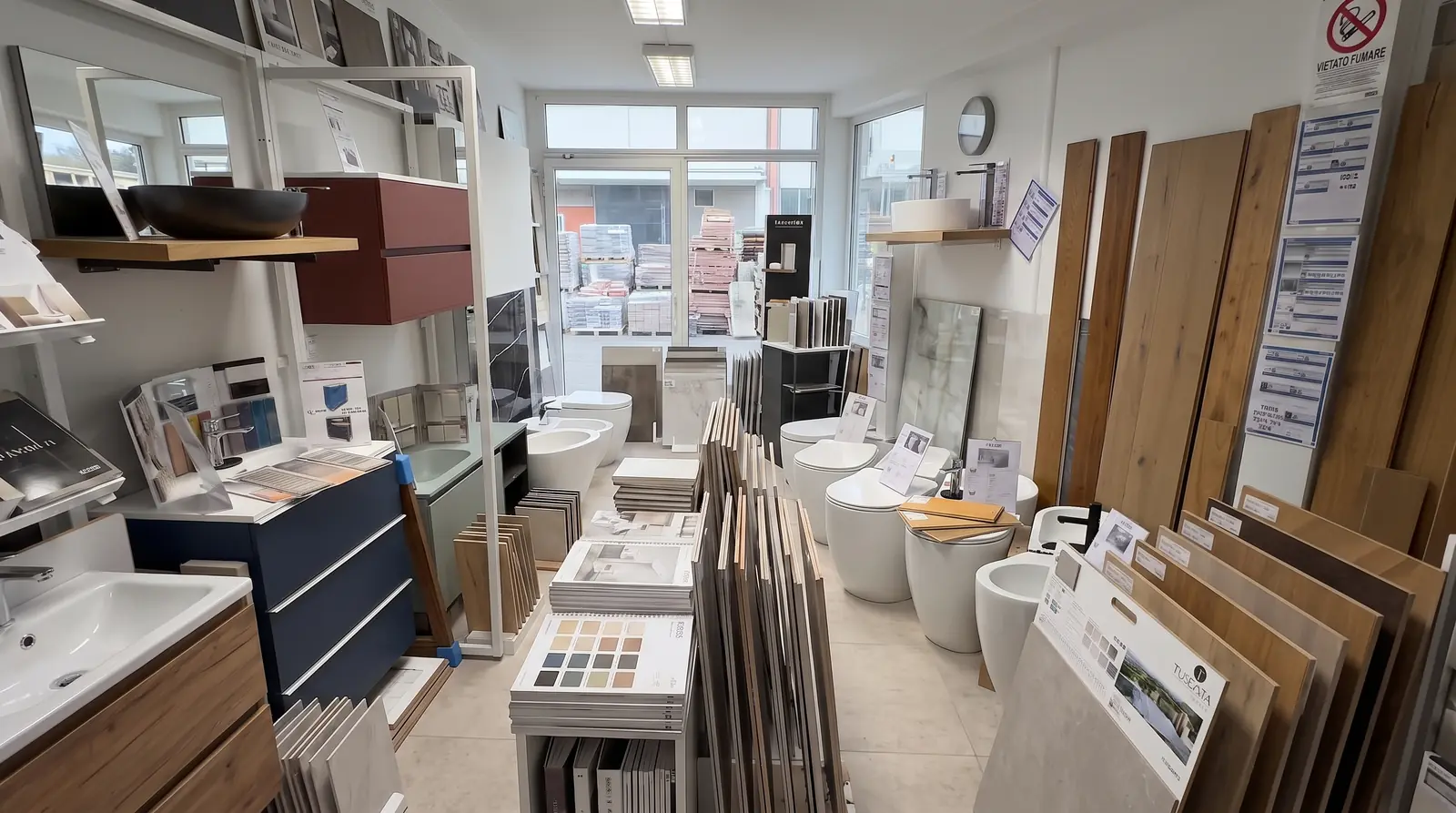 Lo showroom: arredo bagno, sanitari, pavimenti e parquet